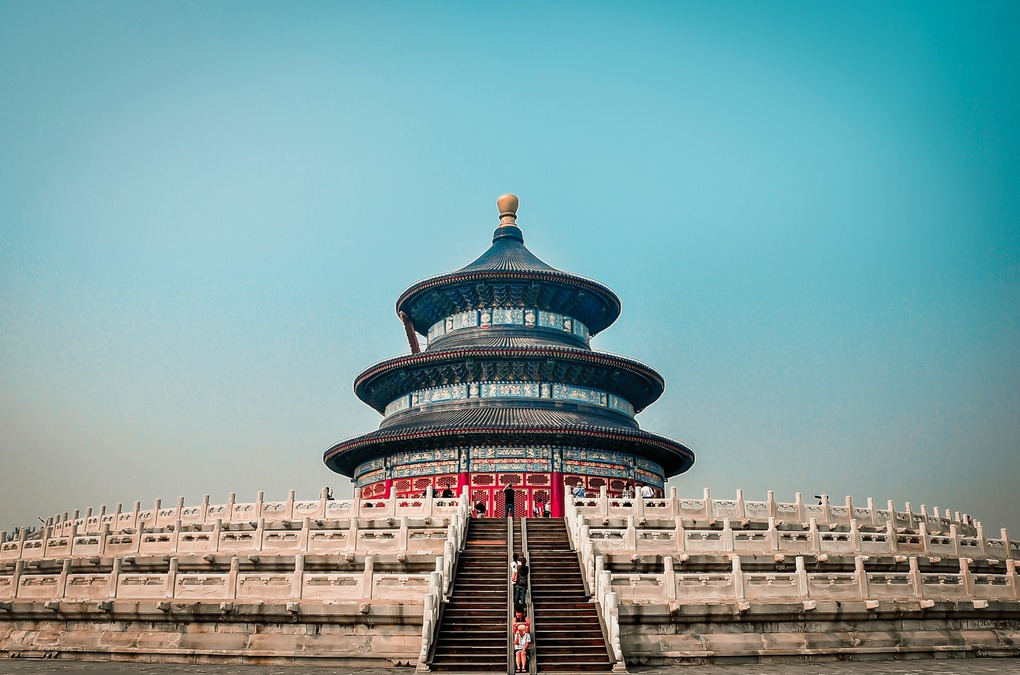 又为何与之